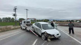 Emirdağ yolunda korkutan kaza: Otomobil refüje saplandı