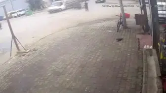 Bornova'da yürekleri ağza getiren kaza: Kamyonetin altına giren sürücü mucize eseri kurtuldu