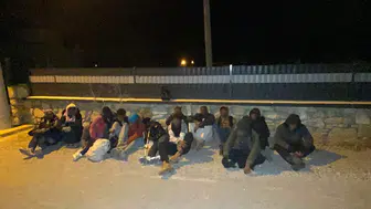 Urla sahilinde gece operasyonu: Radara yakalanan 16 kaçak göçmen gözaltına alındı