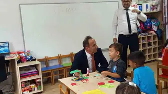 Efeler'de okul ziyareti renkli görüntülere sahne oldu: Müdür Çomruk çocuklarla oyun oynadı