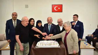 Aydın'da vefa günü: Vali Varol huzurevi sakinlerini yalnız bırakmadı