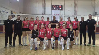 Turgutlu’da voleybol rüzgarı zirveye taşıdı: Sultanlar namağlup lider