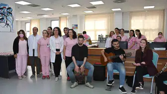 Kemoterapi ünitesinde duygusal anlar: Hastalar müzikle şifa buldu