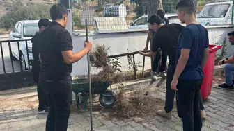 Koçarlı'da gençlerden örnek hareket: Okul bahçesini tertemiz yaptılar