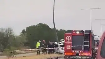 Denizli'de feci kaza: Kontrolden çıkan otomobil ortadan ikiye ayrıldı
