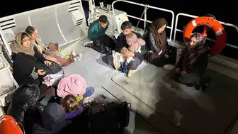 Ege'de gece yarısı operasyonu: Kucaklarında bebeklerle yakalandılar