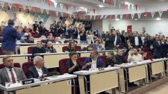 Çiğli Belediye Meclisinde şok anlar: Başkan Yıldız’a yönelik protesto şişe fırlatılmasıyla büyüdü