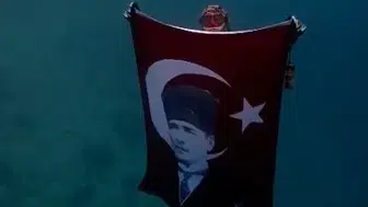 Akyaka'nın masmavi sularında 29 Ekim coşkusu: Türk bayrağını derinliklerde dalgalandırdılar