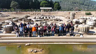 Homeros’un izinde tarihi buluşma: Edebiyatçılar Klaros’un gizemli atmosferinde bir araya geldi