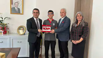 Bayrağa gösterdiği vefa gençlere örnek oldu: Kaymakamdan anlamlı davet