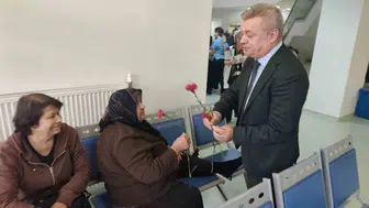 Hafsa Sultan Hastanesi’nde anlamlı gün: Hastalara karanfilli destek