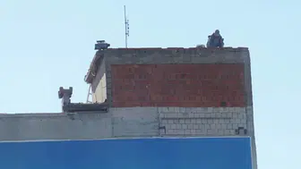 İzmir’de yürekleri ağza getiren manzara: 10 katlı binanın tepesinde önlemsiz çalışma