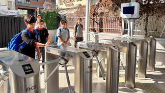 Velilerin gözü arkada kalmıyor: Okul kapısında teknolojik dönem başladı