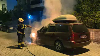 Dalaman'da park halindeki otomobil alevlere teslim oldu