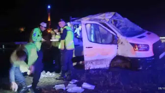 Manisa'da korkutan kaza: Yağışlı havada direksiyon hakimiyetini kaybetti, araç takla attı