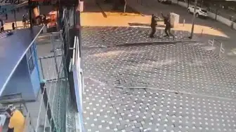 Ödemiş'te okul önünde gergin anlar: Bekçiye saldıran kişinin öğretmen olduğu anlaşıldı