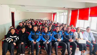 Afyonkarahisar’da gençlere rehberlik: Polis ekipleri okul sıralarına indi