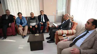 Vali Varol’dan anlamlı ziyaret: Görme engelli vatandaşlarla aynı satırlarda buluştu