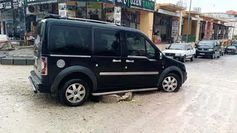 Buldan’da belediye çalışmaları sürücüleri isyan ettirdi: Rögar kapağı aracı askıda bıraktı