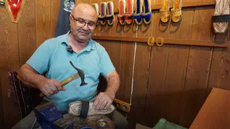 Plastik devrine inat ahşabın sesi: İzmirli usta asırlık geleneği yaşatıyor