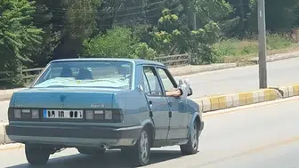 Denizli trafiğinde pes dedirten görüntüler: Ayaklarını camdan çıkardı, ölüme davetiye çıkardı