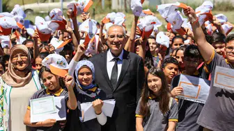 Denizli'den Şırnak'a uzanan gönül köprüsü: Karne sevincini şapkalarla taçlandırdılar