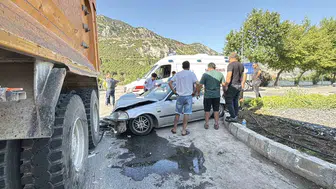 Menteşe’de korkutan kaza: Otomobil kamyona ok gibi saplandı