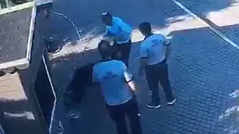 Salihli Belediyesi önünde dehşet anları: Hem köpeğe hem personele saldırdı