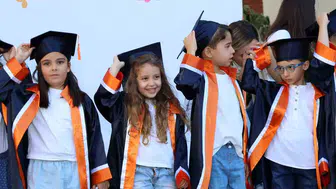 Miniklerin büyük gururu: Üniversite bahçesinde ilk kep atma heyecanı