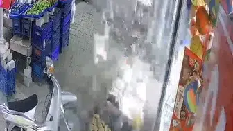 Manisa'da market önünde korkutan patlama: Silah sanıldı ama sirke şişesi çıktı