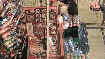 Kuşadası’nda pes dedirten hırsızlık: Marketten çaldıklarını birbirlerine çak yaparak kutladılar