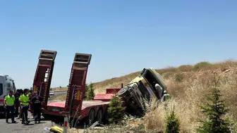 Uşak yolunda tır dehşeti: Direksiyon hakimiyetini kaybeden sürücü yaşam mücadelesi veriyor