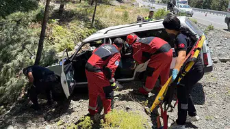 Muğla yolunda korkutan kaza: Ağaca çarpan araçta sıkışanlar kurtarıldı