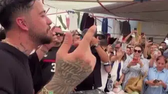Alaçatı pazarında beklenmedik ritimler: Mahmut Orhan tezgah arasında DJ kabinine geçti