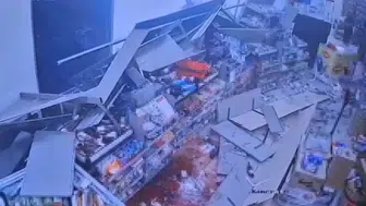 Milas'ta market alışverişi kabusa dönüştü: Otomobil camdan içeri girdi
