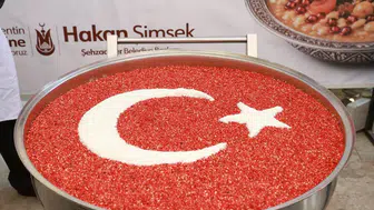 Şehzadeler’de Muharrem bereketi: Başkan Şimşek kazanların başına geçti