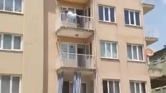 Denizli'de korku dolu anlar: İkna çabaları sonuçsuz kaldı, balkondan atlayarak canına kıydı