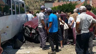 Bozdoğan yolunda korkutan çarpışma: İşçi servisi ile otomobil birbirine girdi