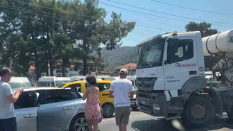 Ortaca trafiğini kilitleyen kaza: Üç araç birbirine girdi