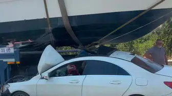 İzmir otoyolunda şaşkına çeviren manzara: Otomobil teknenin altına saplandı
