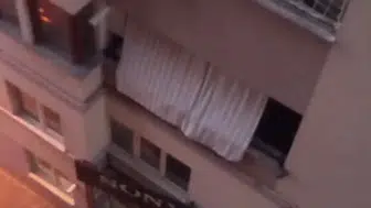 Denizli'de nefes kesen kurtarma: Balkonda asılı kalan yavrusunu bırakmadı