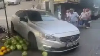 Efeler'de pazar yerinde korku dolu anlar: Lüks araçla tezgahlara daldı