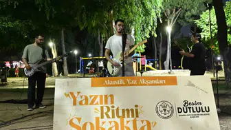 Manisa'da parklar sahneye dönüştü: Akustik rüzgarlar esti