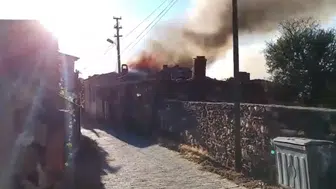 Salihli'de tarihi mahallede alevler evi küle çevirdi