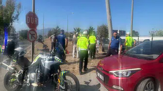 Aydın'da trafik kazası: Otomobil aydınlatma direğine çarptı