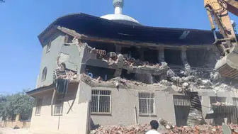 Salihli'de tehlike saçan cami için yıkım kararı uygulandı