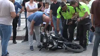 Tavşanlı’da servis aracı ile motosiklet çarpıştı: 2 yaralı