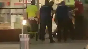 İzmir Havalimanı’nda dehşet anları: Bıçaklı saldırgan 4 polisi yaraladı
