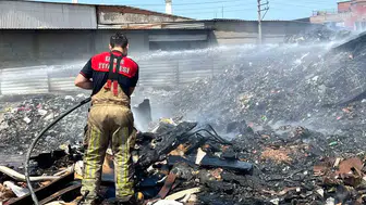 Buca’da sanayi bölgesinde bitmek bilmeyen çöp kabusu: Esnaf patlama tehlikesiyle yaşıyor