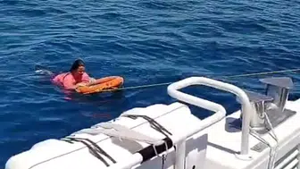 Kuşadası açıklarında ölümle burun buruna: Deniz polisi son anda yetişti